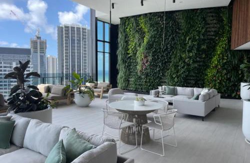 Broadbeach Apartment | Ocean Luxe Retreat