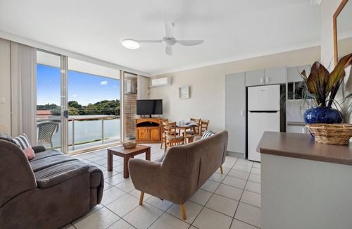 Coffs Harbour Apartment | Ocean Parade 16 Vintage Coastal 2-Bedroom Holiday Apartment