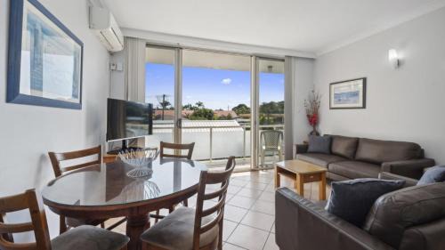 Coffs Harbour House | Ocean Parade 6 - Affordable, Pool, Spa, Beach, BBQ