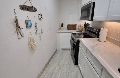 South Padre Island Condo | Ocean Paradise w/Balcony, Pool, Hot Tub! Beautifully renovated Beachfront Dogs!