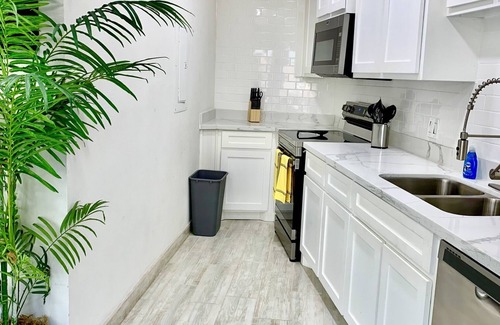 South Padre Island Condo | Ocean Paradise w/Balcony, Pool, Hot Tub! Beautifully renovated Beachfront Dogs!