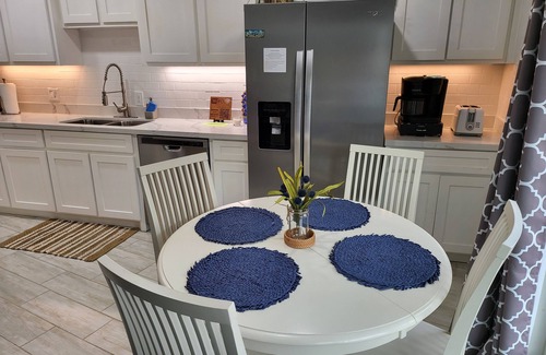South Padre Island Condo | Ocean Paradise w/Balcony, Pool, Hot Tub! Beautifully renovated Beachfront Dogs!
