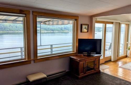 Mid-Coast and Islands Cottage | Ocean's Edge sits right on Stover's Cove.