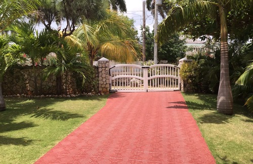 Silver Sands Villa | Ocean side Villa, private pool, private Beach access, full staff