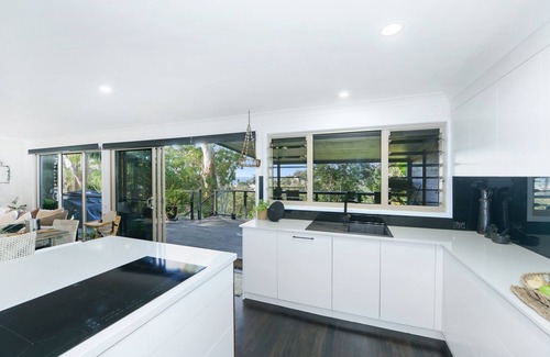 Avoca Beach House | OCEAN SUNRISES-AVOCA BEACH-Ocean & lake views, birdlife, 2 min drive to beach