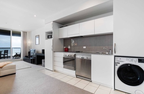 Glenelg Apartment | Ocean View 1BR Private balcony OAKS PIER