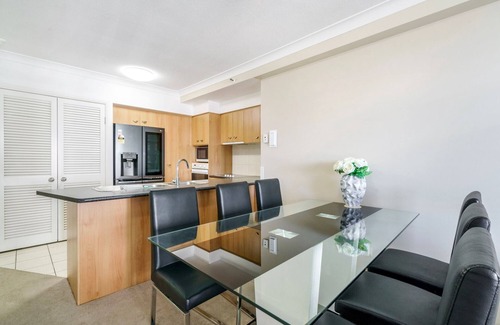 Broadbeach Apartment | Ocean View 2-Bed with Pools, Spa, Sauna, Gym & BBQ