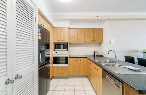 Broadbeach Apartment | Ocean View 2-Bed with Pools, Spa, Sauna, Gym & BBQ