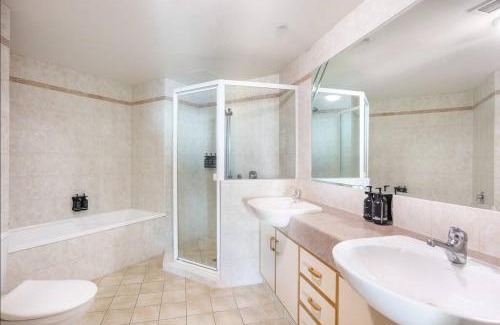Surfers Paradise Apartment | Ocean View Apartment with Parking by Serain Residences