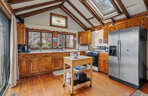Cotuit Cottage | Ocean View Cottage - Pet-Friendly