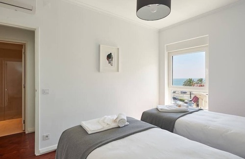 Parede Apartment | Ocean View II - sleeps 6, great location!
