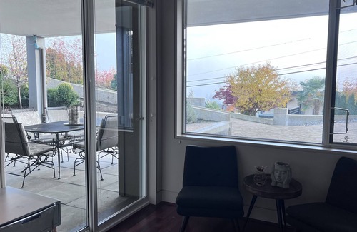 Dundarave Apartment | Ocean View Luxury Suit Room With Patio