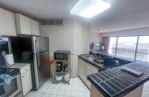 Downtown Honolulu Apartment | Ocean View Retro 1-Bedroom EC condo