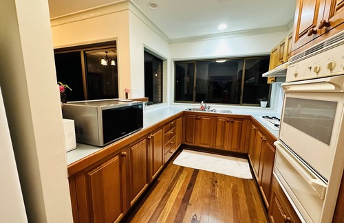 Little Mountain House | Ocean View, the Centre of Caloundra 5 min Drive to all the Beaches