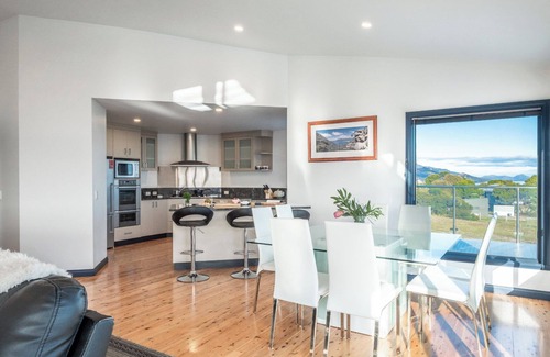 Coles Bay House | Ocean views, 5 bedroom, 4 bathroom, spa bath, wifi