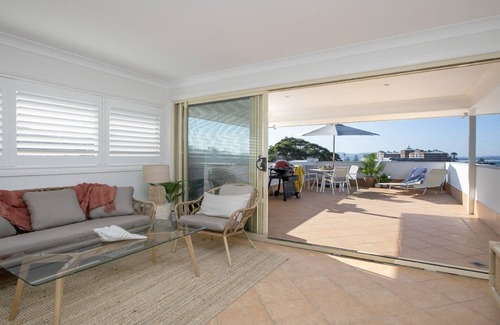 Terrigal House | Ocean views and an easy walk to Terrigal, beach, boutique shops and eateries
