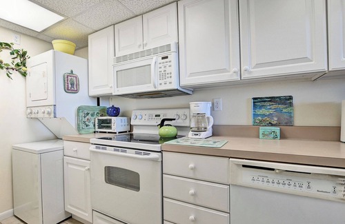 Bethany Beach Condo | Ocean Views in this 2 bed/2 bath condo in amenity rich Sea Colony East! Brandywine House, Wifi Available, Pool, Fitness Center, Private Beach, Tennis!