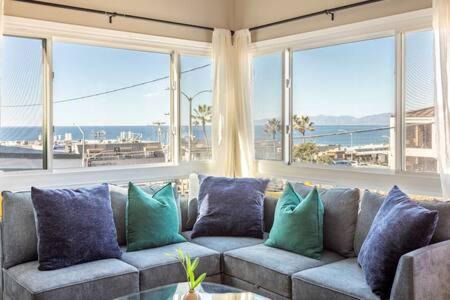 The Strand Apartment | Ocean Views Manhattan Beach 2 Bedroom Parking