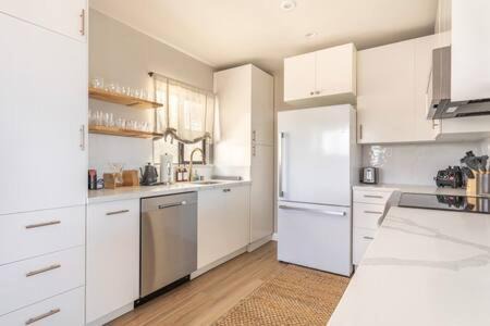 The Strand Apartment | Ocean Views Manhattan Beach 2 Bedroom Parking