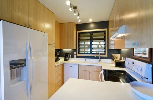 Lihue Condo | Ocean Views w/Lanai, Kitchen, WiFi–Kaha Lani