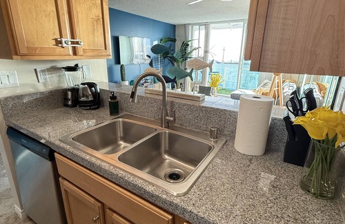 Redondo Beach Apartment | Oceanfront 1 BR Oasis w/Parking & Pool