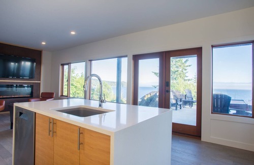 Juan de Fuca Electoral Area Condo | Oceanfront/3bed/3bathn2 adjacent suites/private hottub/amazing wild Pacific view