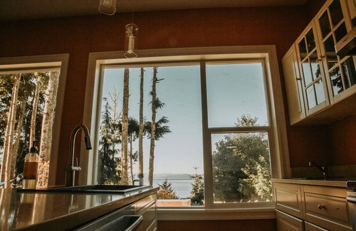 Juan de Fuca Electoral Area House | Oceanfront cottage w/hottub in Jordan River BC