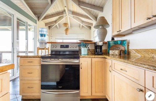 Captain Cook House | Oceanfront Home with Pool ‘The Cove at Milolii'