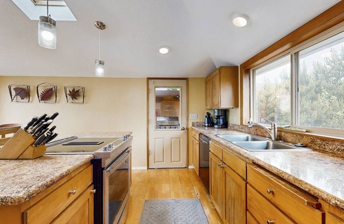 Oregon Coast House | Oceanfront Home with Stunning Views & Private Beach Access - Dogs OK
