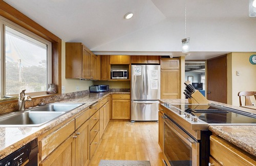 Oregon Coast House | Oceanfront Home with Stunning Views & Private Beach Access - Dogs OK