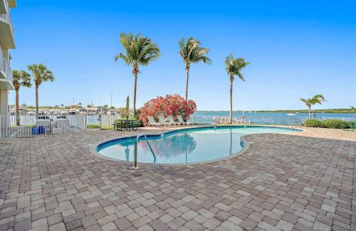 St. Petersburg - Clearwater Apartment | Oceanfront Luxury Condo! Mins to beach! Rum Bar Next Door!