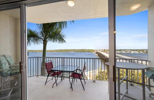 St. Petersburg - Clearwater Apartment | Oceanfront Luxury Condo! Mins to beach! Rum Bar Next Door!