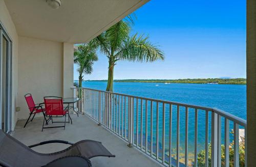 St. Petersburg - Clearwater Apartment | Oceanfront Luxury Condo! Mins to beach! Rum Bar Next Door!