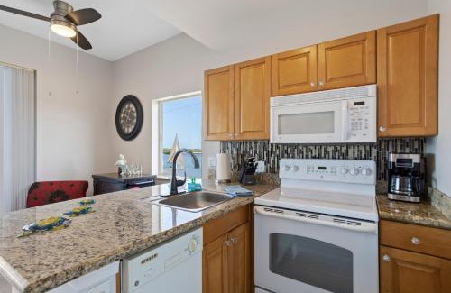 St. Petersburg - Clearwater Apartment | Oceanfront Luxury Condo! Mins to beach! Rum Bar Next Door!