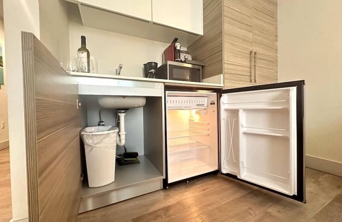 Hollywood Lakes Apartment | Oceanfront Stylish Studio with Rooftop Pool