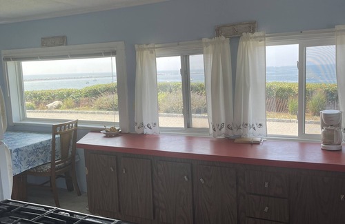 Point Judith House | OCEANFRONT, UNOBSTRUCTED VIEWS OF BREATHTAKING SUNSETS AND OCEAN/PRIVATE BEACH!