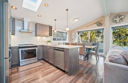 Port Renfrew Cottage | Oceanfront View + Sleep 7+ Pet Friendly + Hot Tub