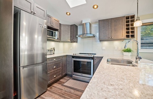 Port Renfrew Cottage | Oceanfront View + Sleep 7+ Pet Friendly + Hot Tub