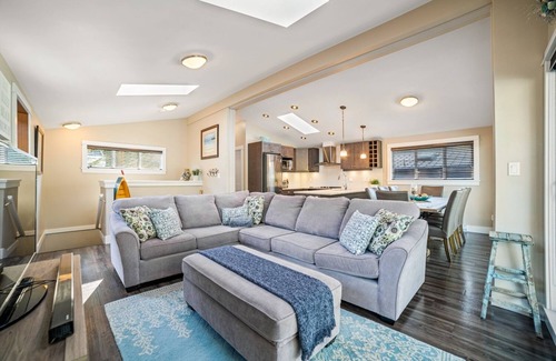 Port Renfrew Cottage | Oceanfront View + Sleep 7+ Pet Friendly + Hot Tub