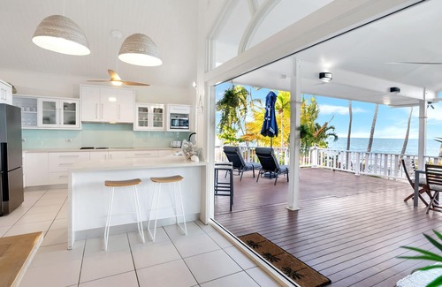 Holloways Beach House | Oceans Edge- Absolute beachfront with pool