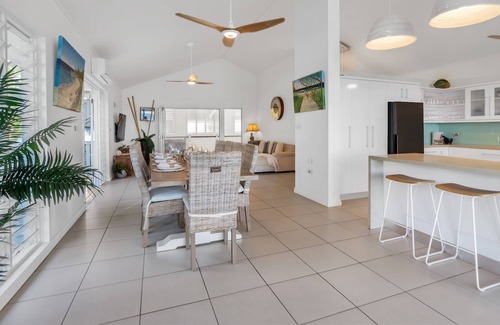 Holloways Beach House | Oceans Edge- Absolute beachfront with pool