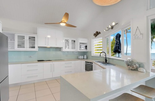Holloways Beach House | Oceans Edge- Absolute beachfront with pool