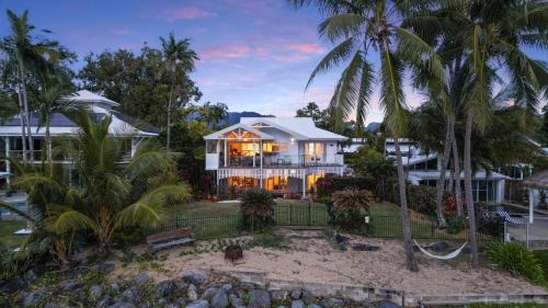 Holloways Beach House | Oceans Edge Beach Front Home on Holloways Beach