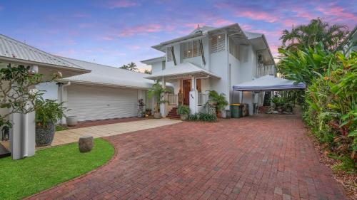 Holloways Beach House | Oceans Edge Beach Front Home on Holloways Beach