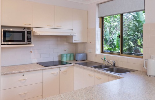 Boomerang Beach Apartment | Oceanside 007 with beautiful oceans views and your own entertaining space