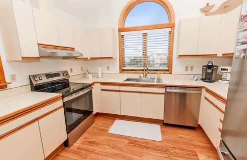 Whalehead Beach House | Oceanside, Close to Beach and Shopping! - WW921, Seafive