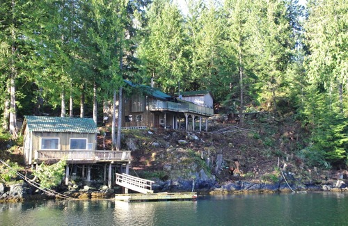 Egmont House | Oceanside dream vacation property with four bedrooms and two bathrooms