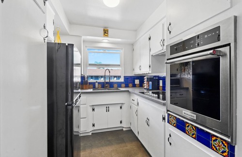 Alamitos Beach Apartment | Oceanside Hermosa, 1 Minute Walk to the Beach, Parking, Kitchen, AC, Fit 4 Guest