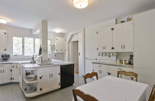 Madison Center House | Oceanview Cottage by East Wharf Beach Madison CT