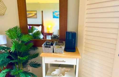 Hanamaulu Apartment | Oceanview Elegance with King Bed